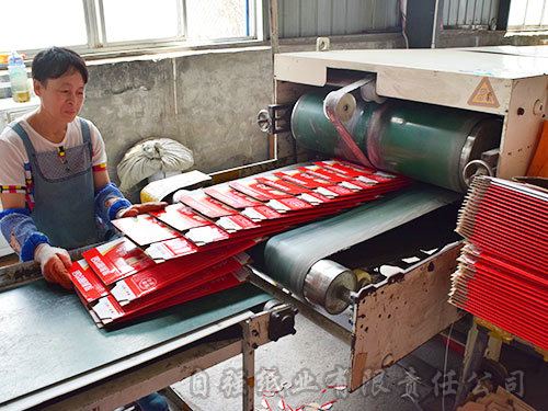 新晃縣自強紙業(yè)有限責任公司,新晃縣紙業(yè),瓦楞紙板生產,食品飲料包裝,膠印紙箱銷售